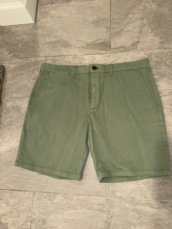 GAP Men's twig Green Flat Front Chino Short. 8 inch inseam. Size 36. - Picture 5 of 10